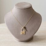 Gouden zirkonia sleutel met slot hanger