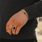 Gouden cachet ring met zwarte lagensteen