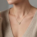 Gouden ketting met V zirkonia hanger