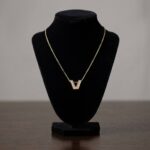 Gouden ketting met V zirkonia hanger