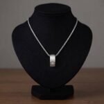 Wit gouden hanger met diamant