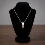 Wit gouden gebogen hanger met diamant