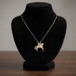 Gouden zirkonia Pegasus hanger