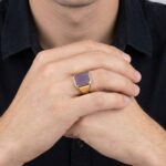 Geel gouden zegelring met roze lagensteen