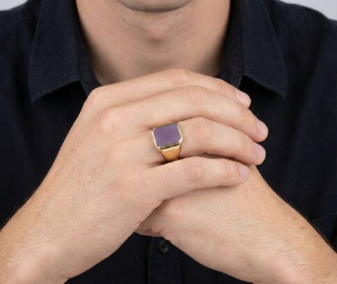 Geel gouden zegelring met roze lagensteen