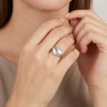 Wit gouden harten ring met diamanten