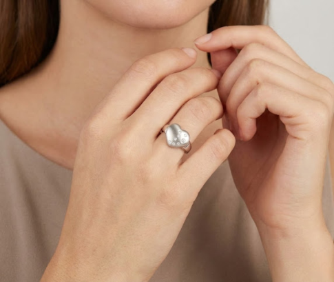 Wit gouden harten ring met diamanten