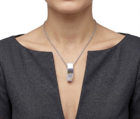 Wit gouden gebogen hanger met diamant