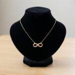Gouden ketting en infinity hanger