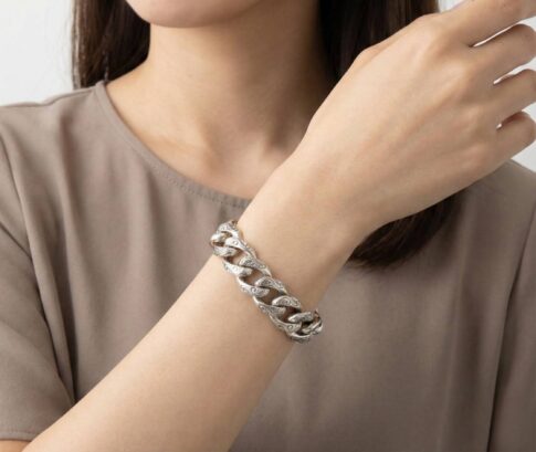 Zilveren armband met motief op schakel