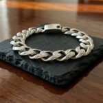 Zilveren armband met motief op schakel