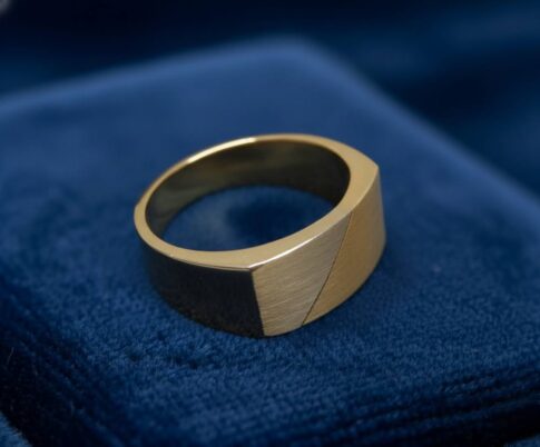 Christian bicolor cachet ring