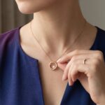 14 karaat rosé gouden ketting cirkel met centrale steen