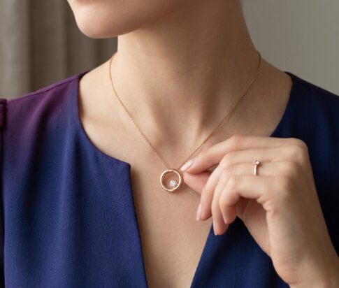 14 karaat rosé gouden ketting cirkel met centrale steen