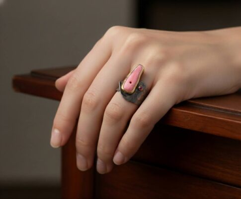 Zilveren ring met bloedkoraal en robijn