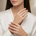 Wit gouden harten ring met omringende diamanten