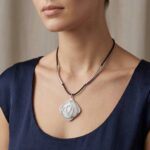 Zilveren hanger met leer