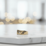 Bicolor gouden cachet ring met reliëf