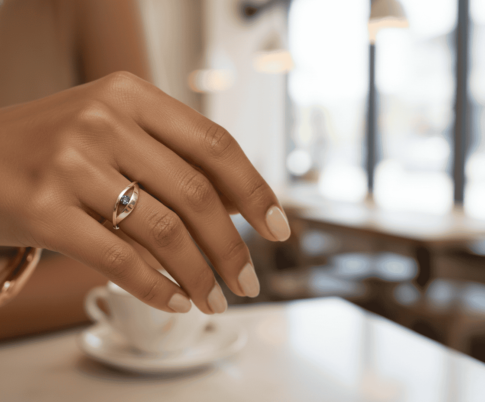 Geel gouden ring met blauwe diamant