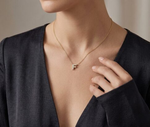 Gouden ketting met F zirkonia hanger