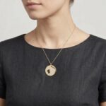 Gouden zirkonia baby hanger