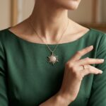 Gouden collier en zirkonia zonnehanger