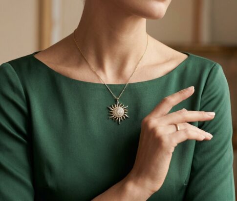 Gouden collier en zirkonia zonnehanger