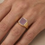 Geel gouden zegelring met roze lagensteen