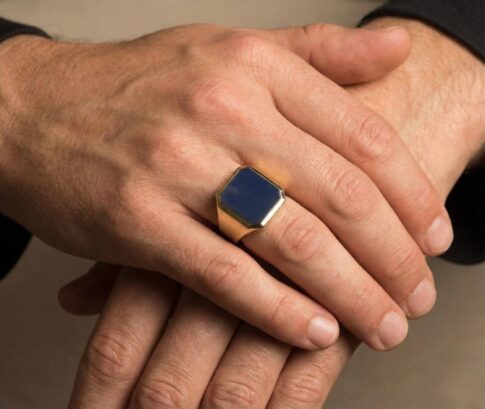 Gouden blauwe lagensteen cachet ring