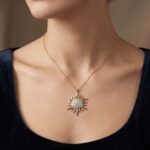 Gouden collier en zirkonia zonnehanger