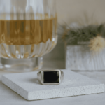 Wit gouden onyx cachet ring