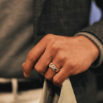 Bicolor gouden cachet ring met reliëf