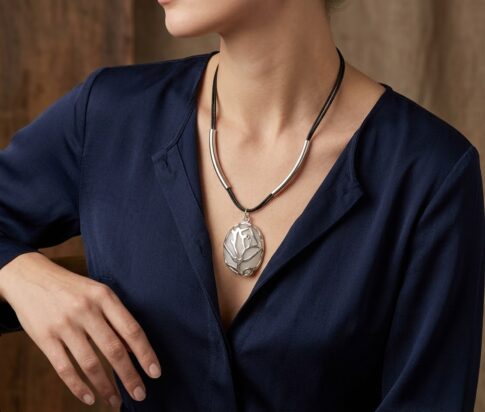 Christian zilveren hanger met leer