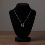 14 karaat wit gouden ketting cirkel met centrale steen