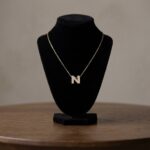 Gouden ketting met N zirkonia hanger