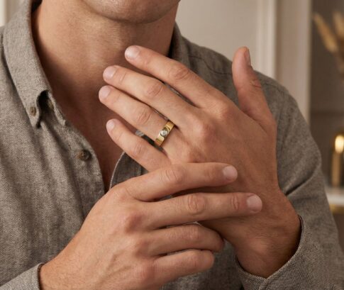 Gouden cachet ring met diamant