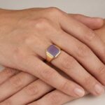 Geel gouden zegelring met roze lagensteen