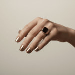 Gouden zwarte lagensteen cachet ring