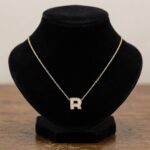 Gouden ketting met R zirkonia hanger