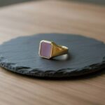 Geel gouden zegelring met roze lagensteen