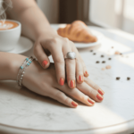 Wit gouden harten ring met diamanten