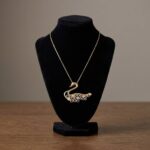 Gouden gekleurde zirkonia zwaan hanger