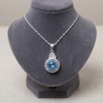 Zilveren zirkonia hanger met synthetische topaas