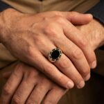 Gouden zegelring met onyx en diamanten