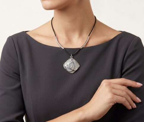 Zilveren hanger met leer