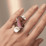 Zilveren ring met parelmoer en koraal