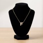 Gouden ketting met F zirkonia hanger