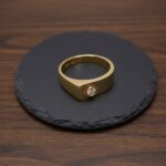 Geel gouden cachet ring met diamant