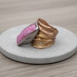 Zilveren ring met ruwe stichtiet steen