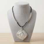 Zilveren hanger met leer